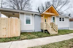 Downtown Charm - 2BR, Private Backyard