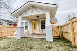 Downtown Charm - 2BR, Private Backyard