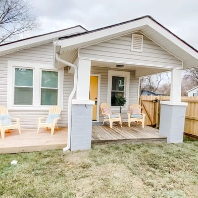 Downtown Charm - 2BR, Private Backyard