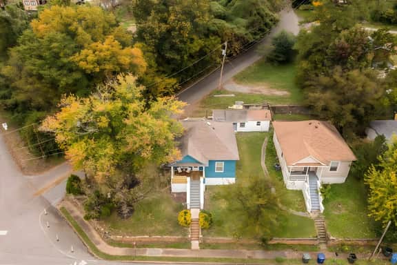 North Chatt Blue Bungalow - 2BR, Pet Friendly, Minutes to Downtown!