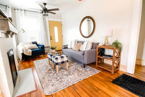 Downtown Charm - 2BR, Private Backyard