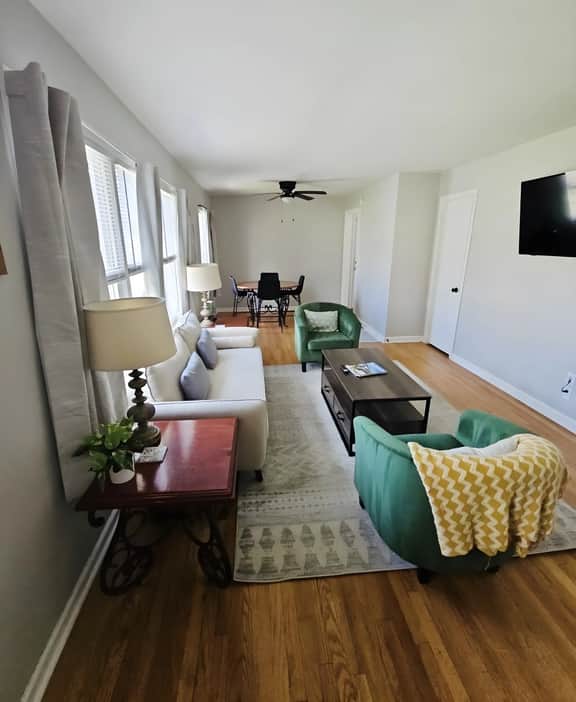 Yellow Door Cottage - 3BR, Pet Friendly