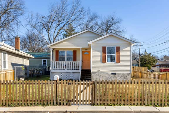 Trendy Downtown Cottage - 3BR, Pets Welcome!