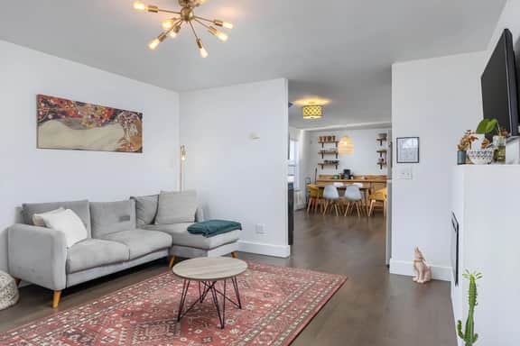 Trendy Downtown Cottage - 3BR, Pets Welcome!