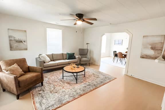 Clean & Cozy! 2BR, Pets welcome!
