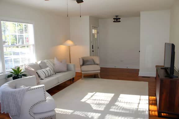 Corner Cottage - 2BR, Close to Lake, Restaurants!
