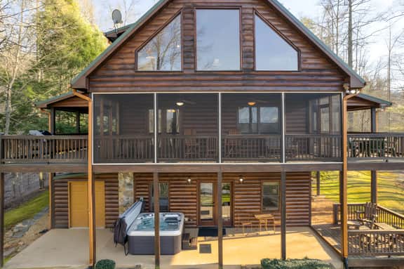 Lazy Bear Lodge - 3BR, Creekside Retreat