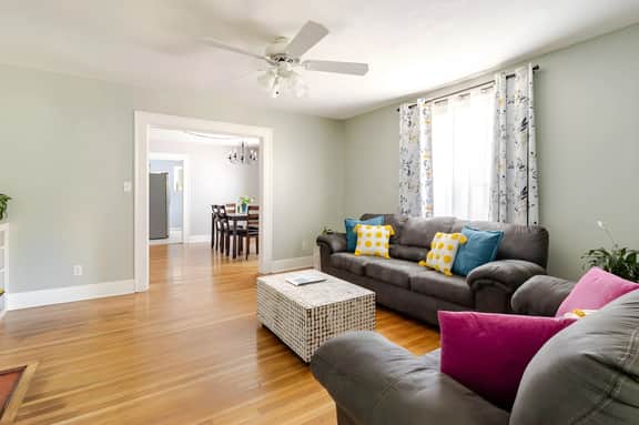Kid-friendly 3/2 Home, 3 Mins to Downtown + Deck