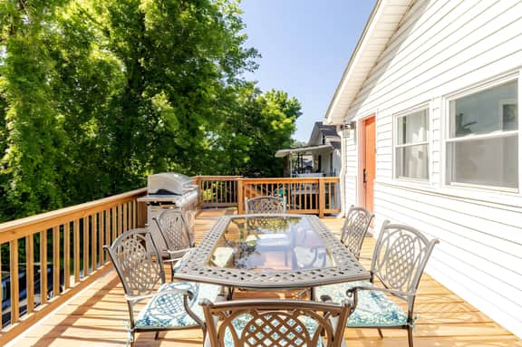 Kid-friendly 3/2 Home, 3 Mins to Downtown + Deck