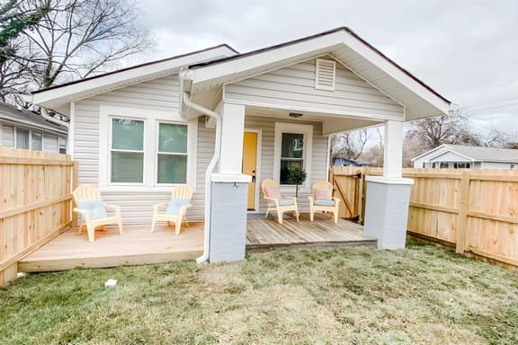 Downtown Charm - 2BR, Private Backyard