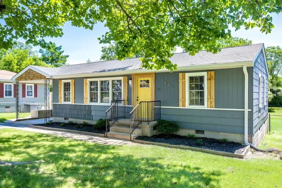 Yellow Door Cottage - 3BR, Pet Friendly