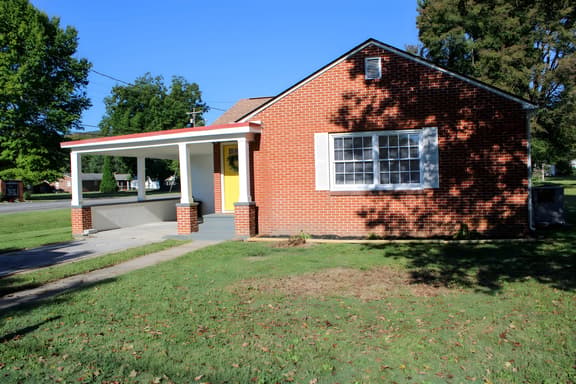 Corner Cottage - 2BR, Close to Lake, Restaurants!
