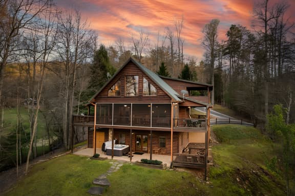 Lazy Bear Lodge - 3BR, Creekside Retreat